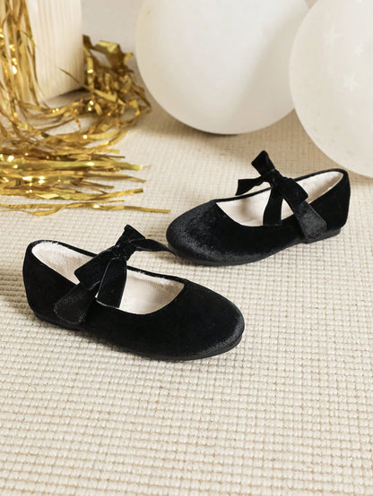 زوج واحد من أحذية المدرسة المسطحة للبنات بفيونكة