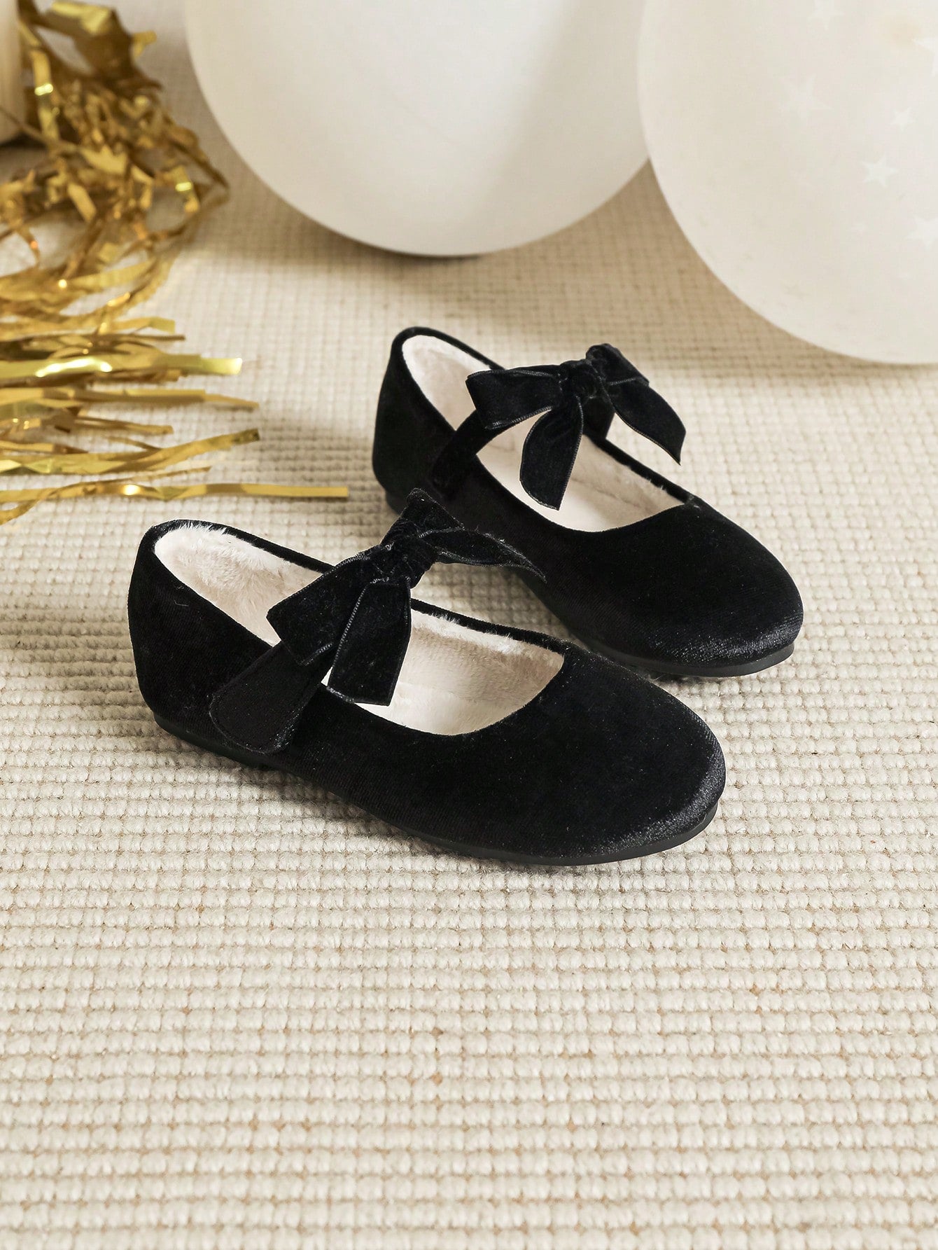 زوج واحد من أحذية المدرسة المسطحة للبنات بفيونكة