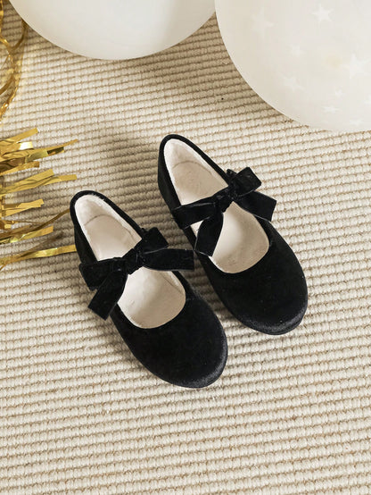 زوج واحد من أحذية المدرسة المسطحة للبنات بفيونكة