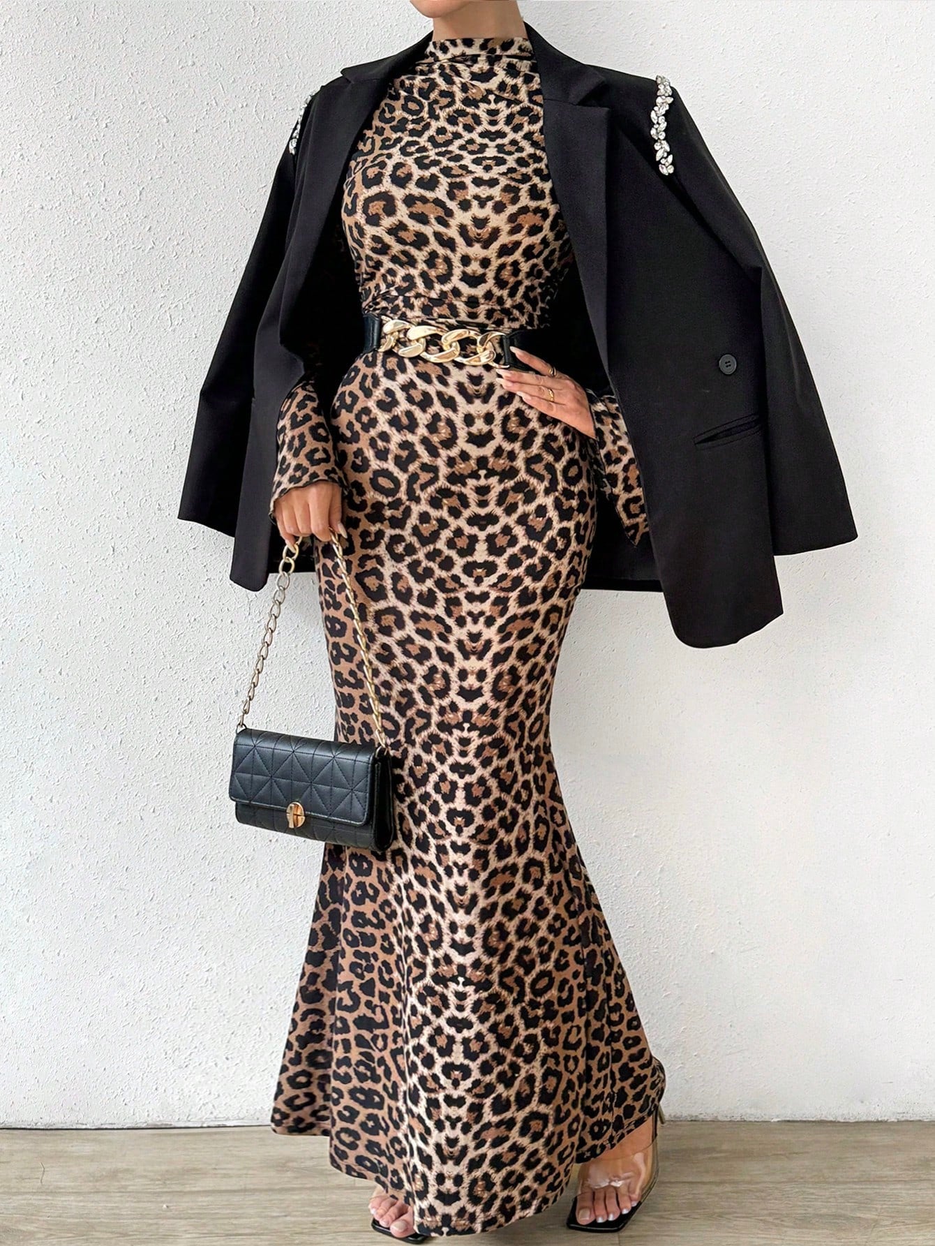 فستان ماكسي طويل بتصميم ذيل الحورية ضيق وأنيق