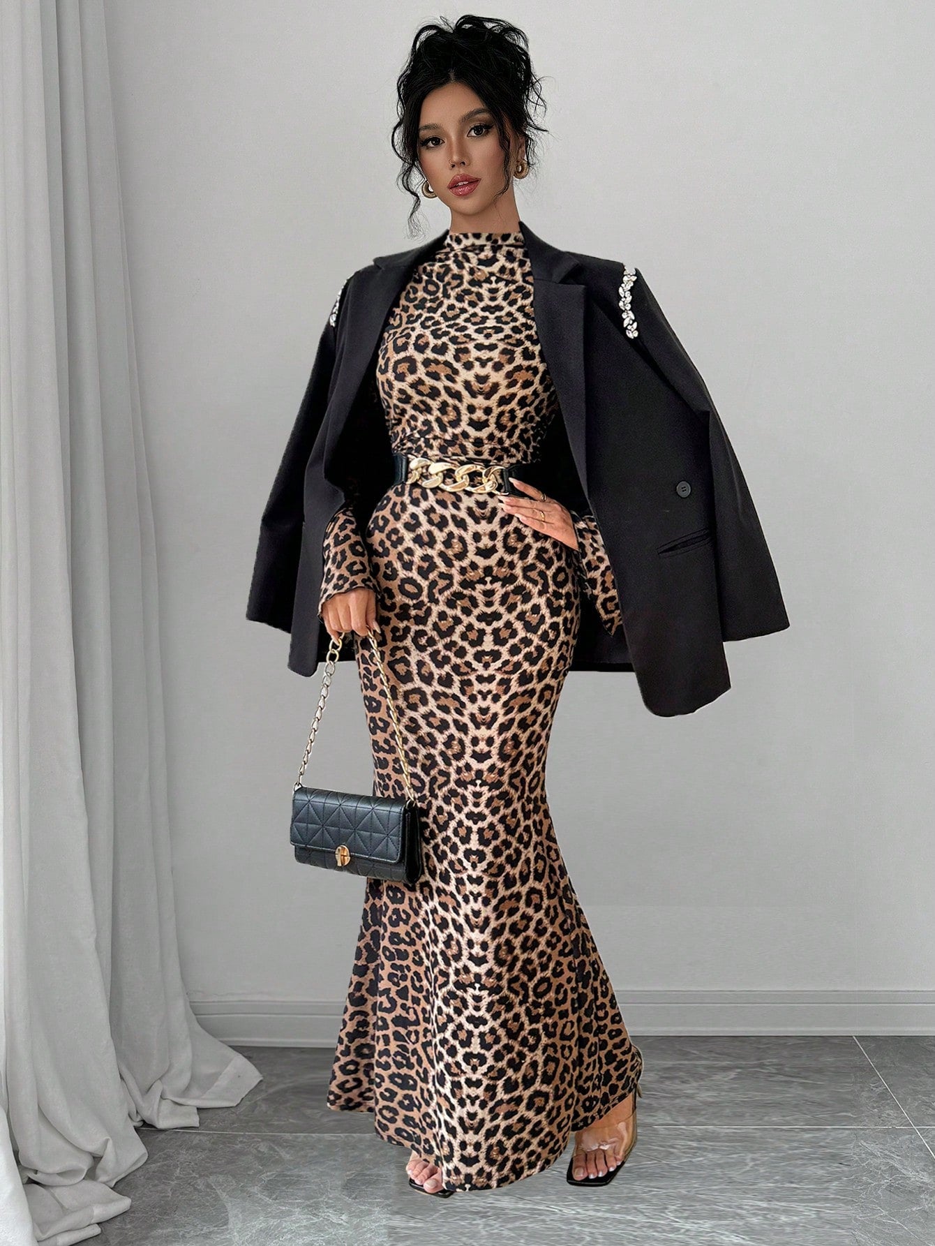 فستان ماكسي طويل بتصميم ذيل الحورية ضيق وأنيق