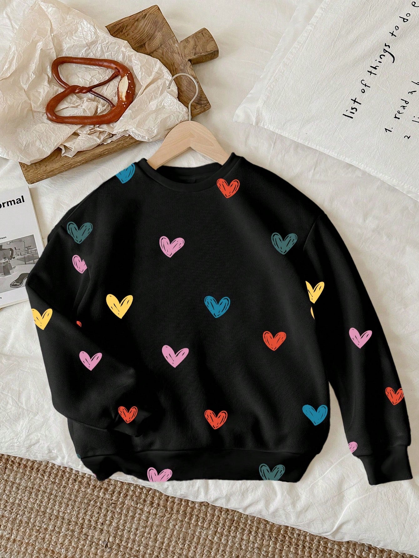 بلوزة رياضية كاجوال فضفاضة بطباعة قلب ملونة للرقبة البحرية للنساء، مناسبة للخريف والشتاء