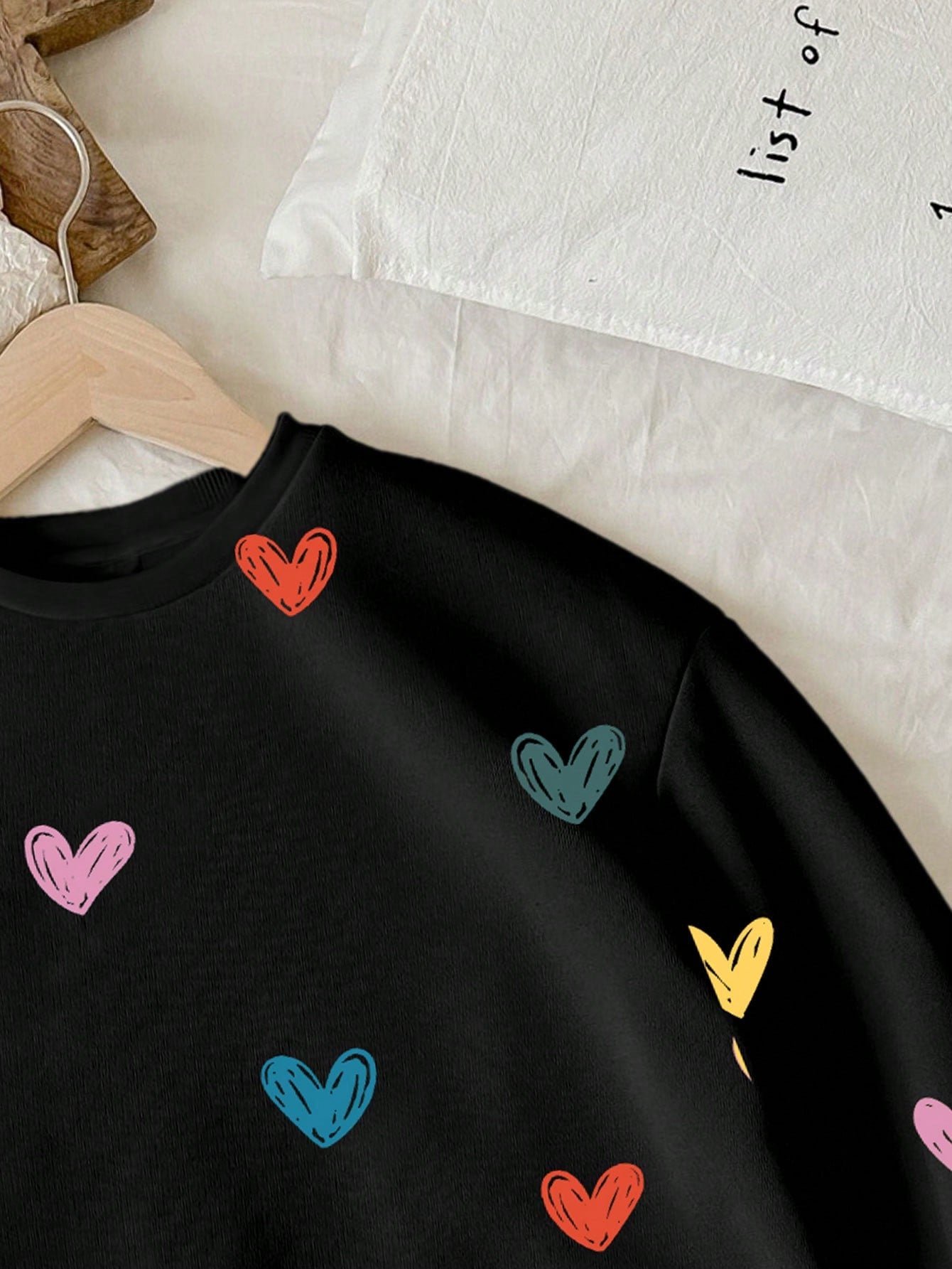 بلوزة رياضية كاجوال فضفاضة بطباعة قلب ملونة للرقبة البحرية للنساء، مناسبة للخريف والشتاء