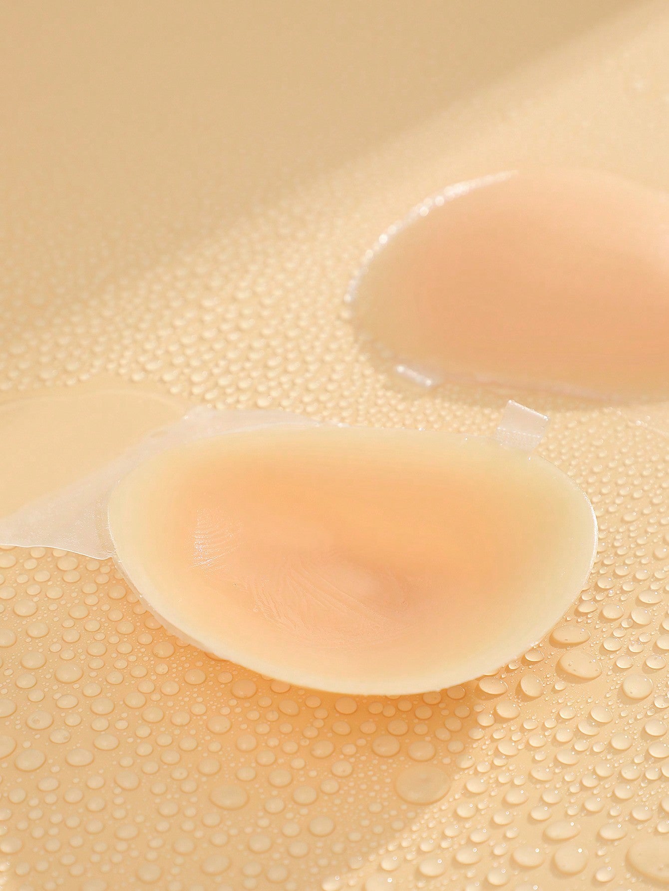 زوج من لاصقات ثدي السيليكون لرفع الصدر باللون المشمشي والشكل الكروي للنساء