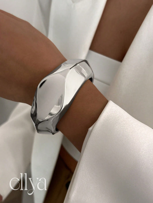 سوار يد نسائية