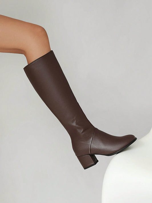 زوج من الأحذية النسائية مريحة ذات كعب متوسط سميك ومقدمة دائرية بسحاب جانبي من الجلد