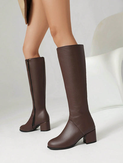 زوج من الأحذية النسائية مريحة ذات كعب متوسط سميك ومقدمة دائرية بسحاب جانبي من الجلد