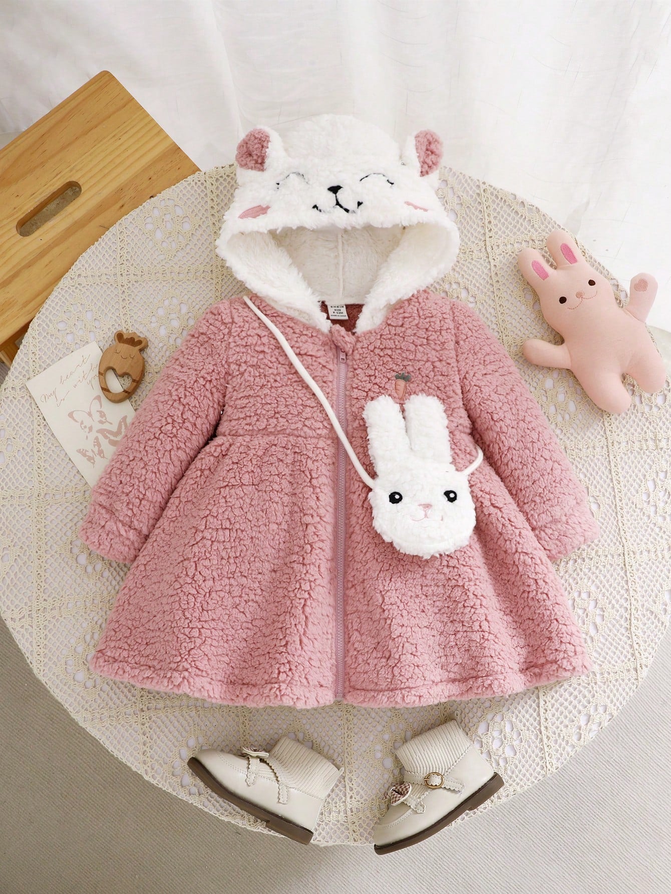 طقم 2 قطعة من الأذن المكونة من هودي كرتوني فاخر ذو ألوان مختلفة وحقيبة متقاطعة للبنات الصغار