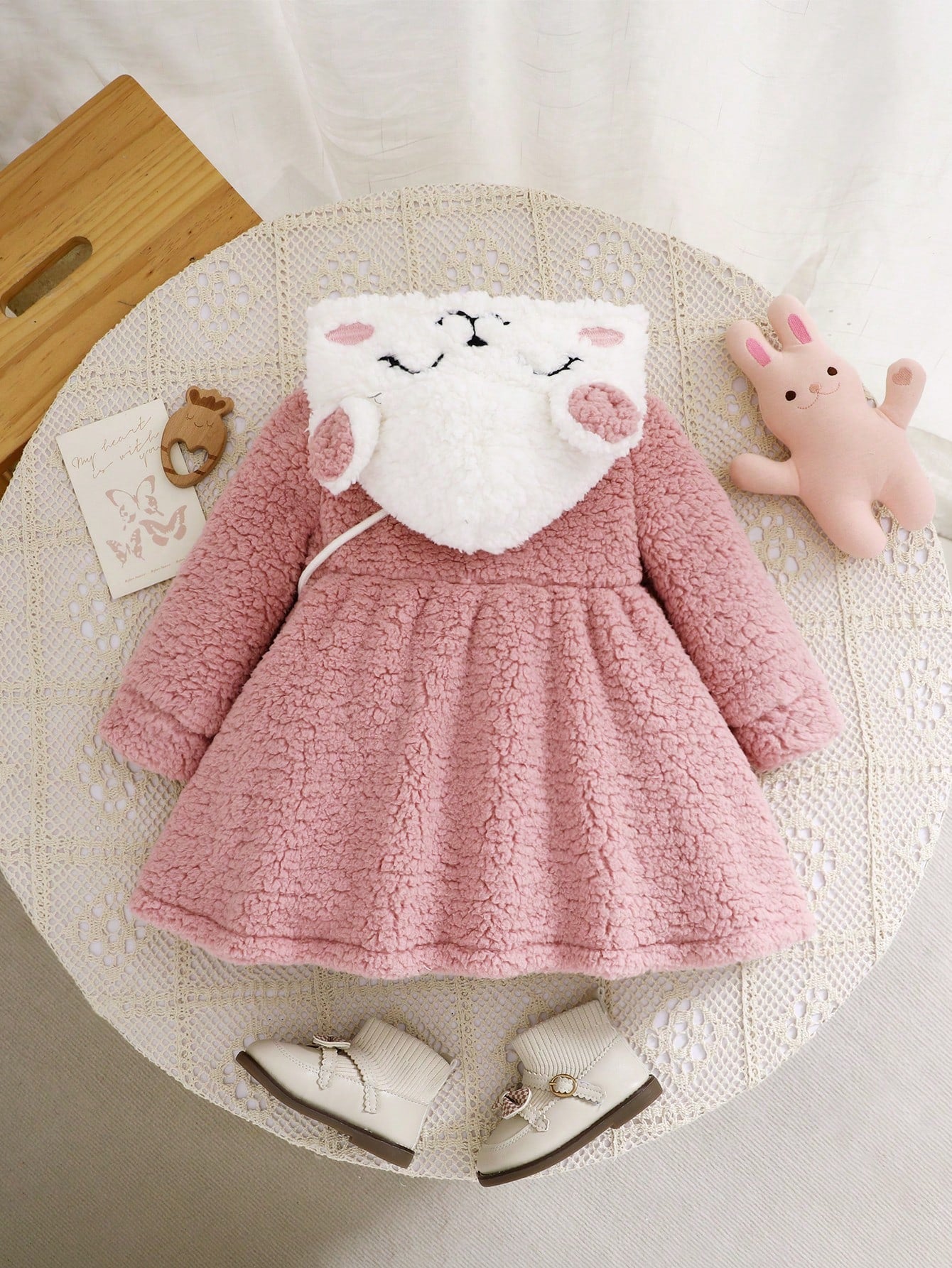 طقم 2 قطعة من الأذن المكونة من هودي كرتوني فاخر ذو ألوان مختلفة وحقيبة متقاطعة للبنات الصغار