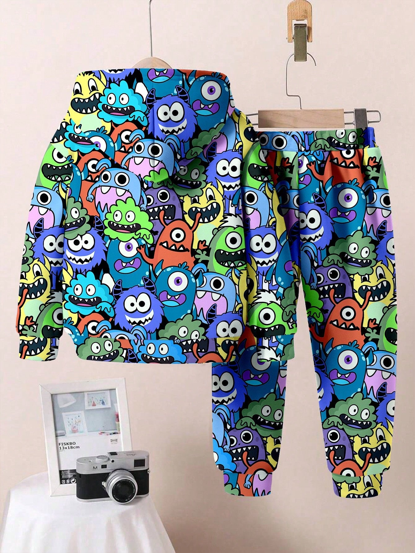 طقم من قطعتين لملابس الأولاد الشبان شامل بلوزة كاجوال مطبوعة برسومات كرتون وبنطلون سراويل ملائم