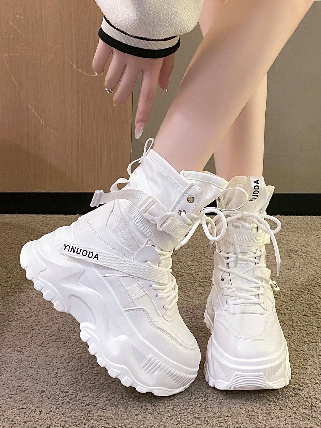 بوت نسائي حتى منتصف الساق مع ربطات دانتيل وسُمك في الأوقدة مزوَّد بنعل مضاد للانزلاق، بوت أميرية ذات رؤوس مستديرة ولها طابع الشارع، جلد أبيض، موسم الخريف/الشتاء