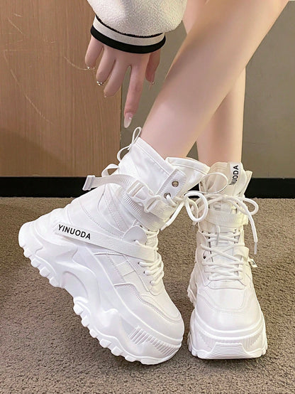 بوت نسائي حتى منتصف الساق مع ربطات دانتيل وسُمك في الأوقدة مزوَّد بنعل مضاد للانزلاق، بوت أميرية ذات رؤوس مستديرة ولها طابع الشارع، جلد أبيض، موسم الخريف/الشتاء