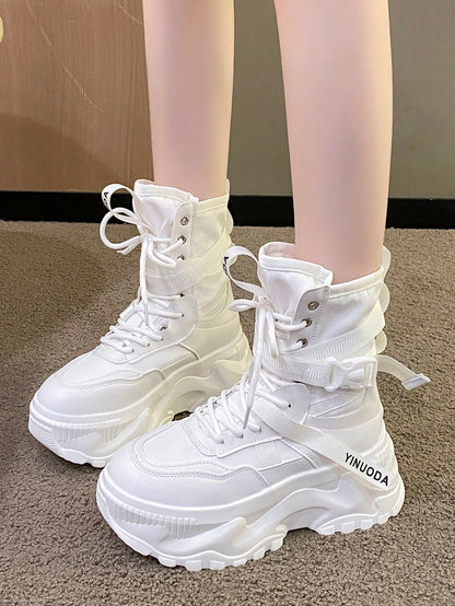 بوت نسائي حتى منتصف الساق مع ربطات دانتيل وسُمك في الأوقدة مزوَّد بنعل مضاد للانزلاق، بوت أميرية ذات رؤوس مستديرة ولها طابع الشارع، جلد أبيض، موسم الخريف/الشتاء