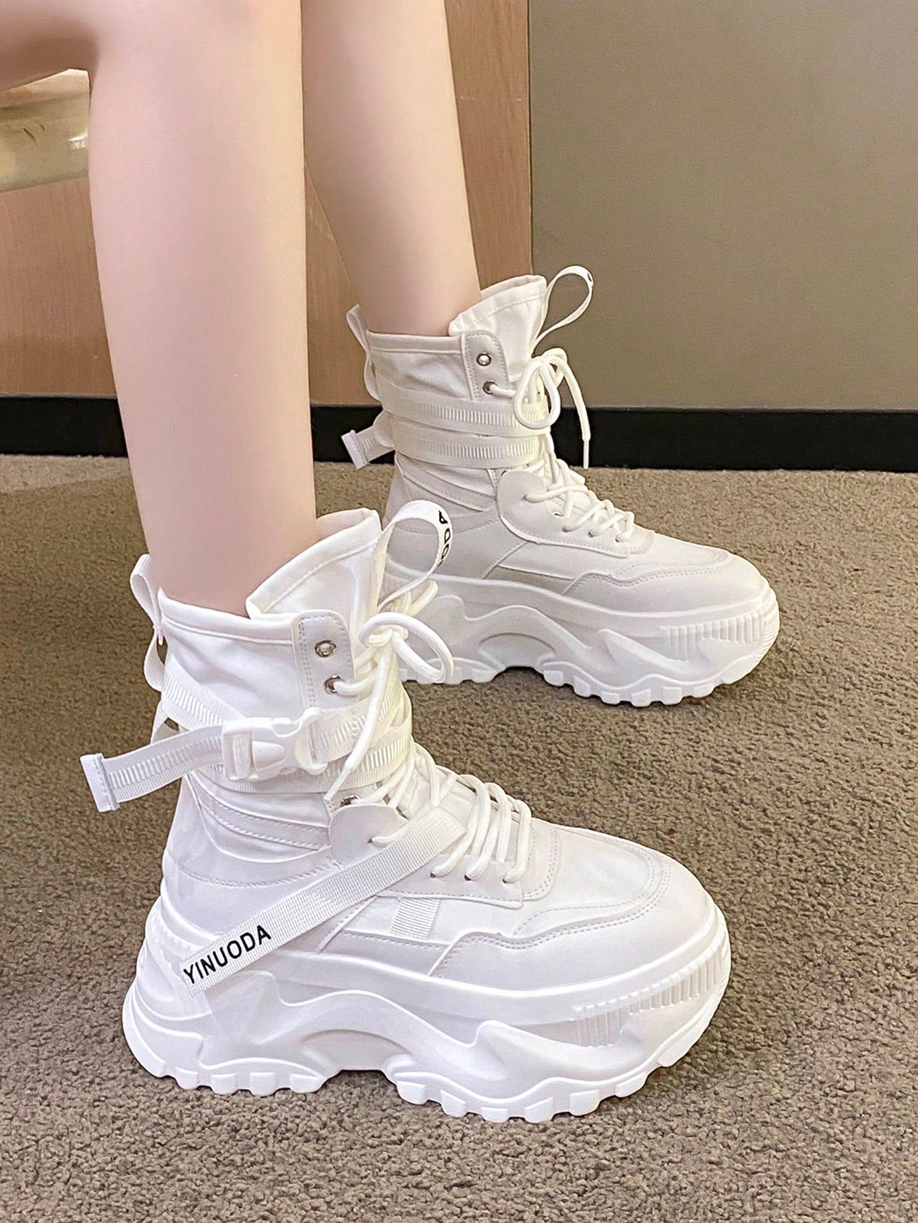 بوت نسائي حتى منتصف الساق مع ربطات دانتيل وسُمك في الأوقدة مزوَّد بنعل مضاد للانزلاق، بوت أميرية ذات رؤوس مستديرة ولها طابع الشارع، جلد أبيض، موسم الخريف/الشتاء