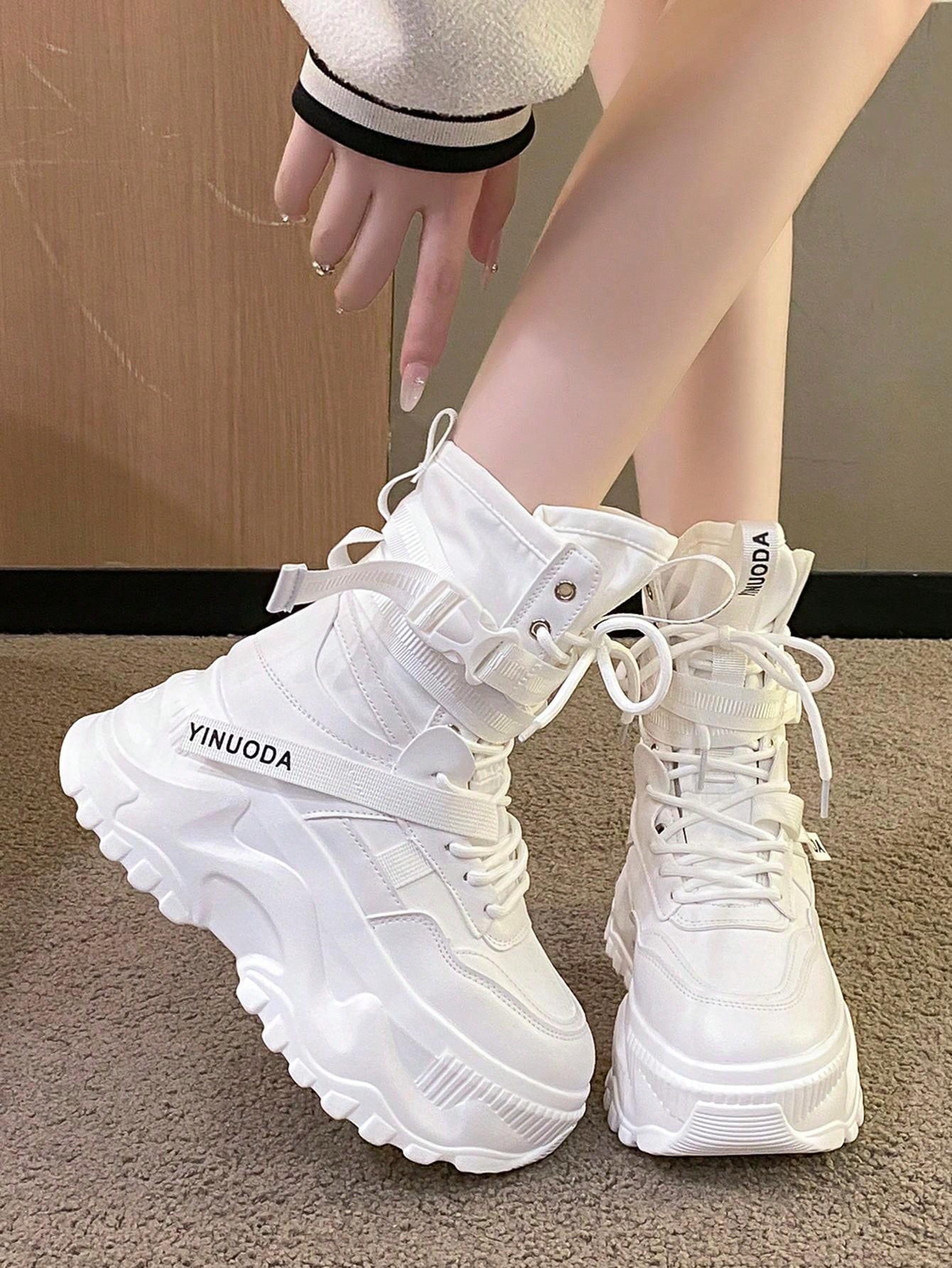 بوت نسائي حتى منتصف الساق مع ربطات دانتيل وسُمك في الأوقدة مزوَّد بنعل مضاد للانزلاق، بوت أميرية ذات رؤوس مستديرة ولها طابع الشارع، جلد أبيض، موسم الخريف/الشتاء