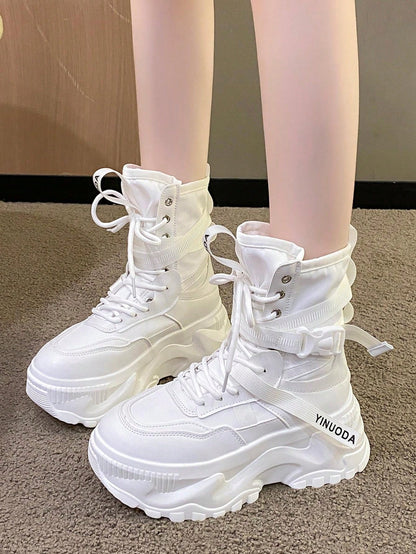 بوت نسائي حتى منتصف الساق مع ربطات دانتيل وسُمك في الأوقدة مزوَّد بنعل مضاد للانزلاق، بوت أميرية ذات رؤوس مستديرة ولها طابع الشارع، جلد أبيض، موسم الخريف/الشتاء