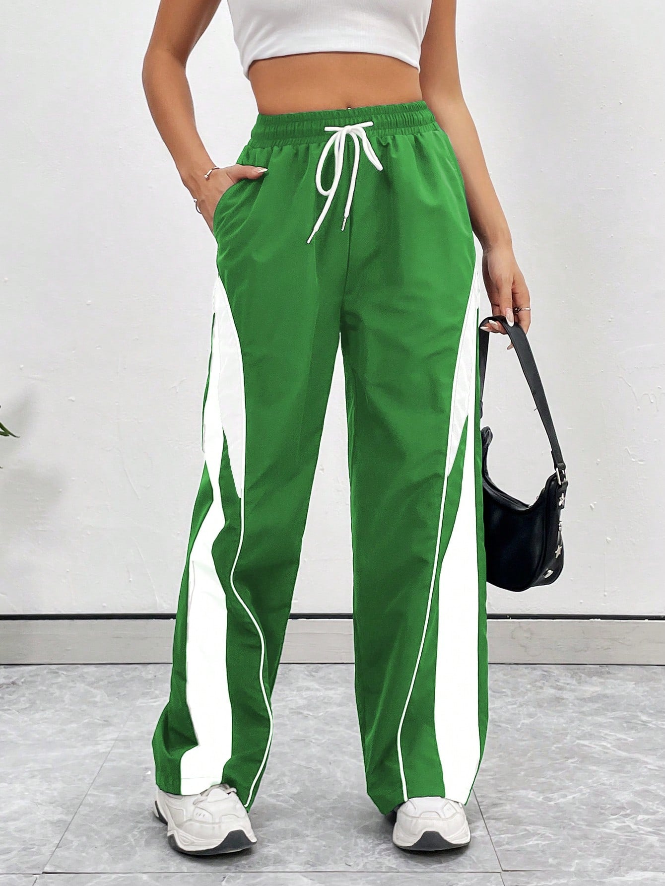 بنطال رياضي كاجوال بسيط بلون سادة وجيب برباط أمامي