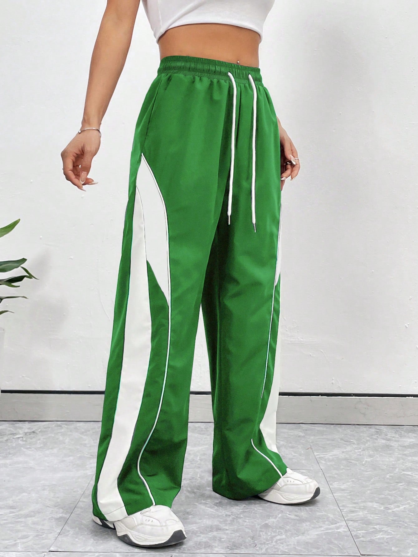 بنطال رياضي كاجوال بسيط بلون سادة وجيب برباط أمامي