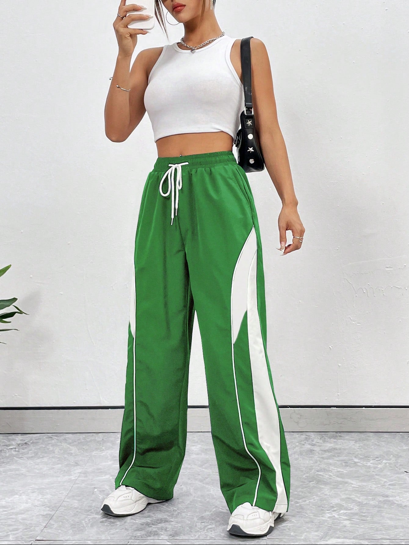 بنطال رياضي كاجوال بسيط بلون سادة وجيب برباط أمامي