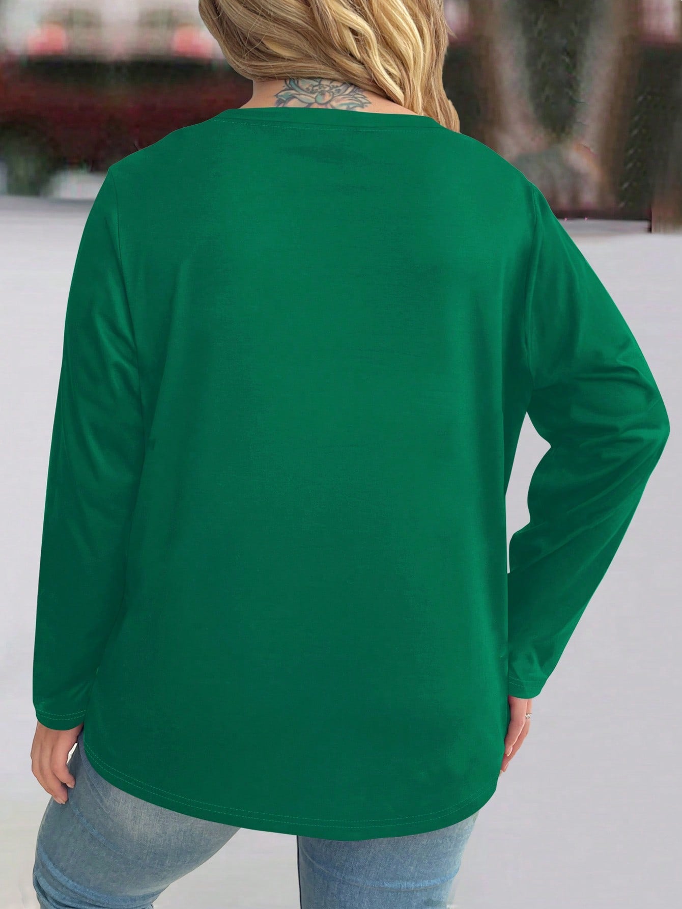 تي شيرت كاجوال أنيق بطباعة سانتا كلوز مرصع للمقاسات الكبيرة بأكمام طويلة