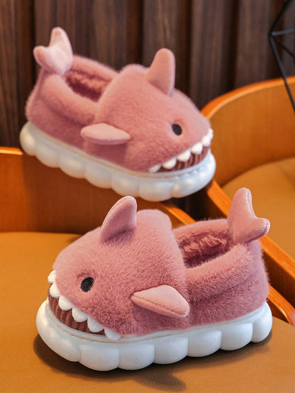 زوج من الأحذية المنزلية المبطنة بتصميم سمكة القرش للأطفال