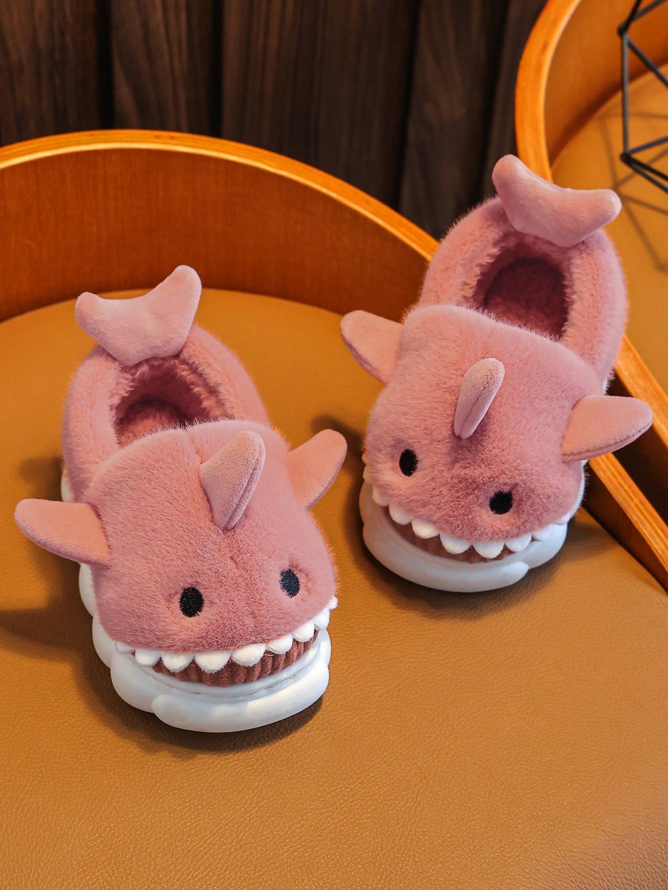 زوج من الأحذية المنزلية المبطنة بتصميم سمكة القرش للأطفال