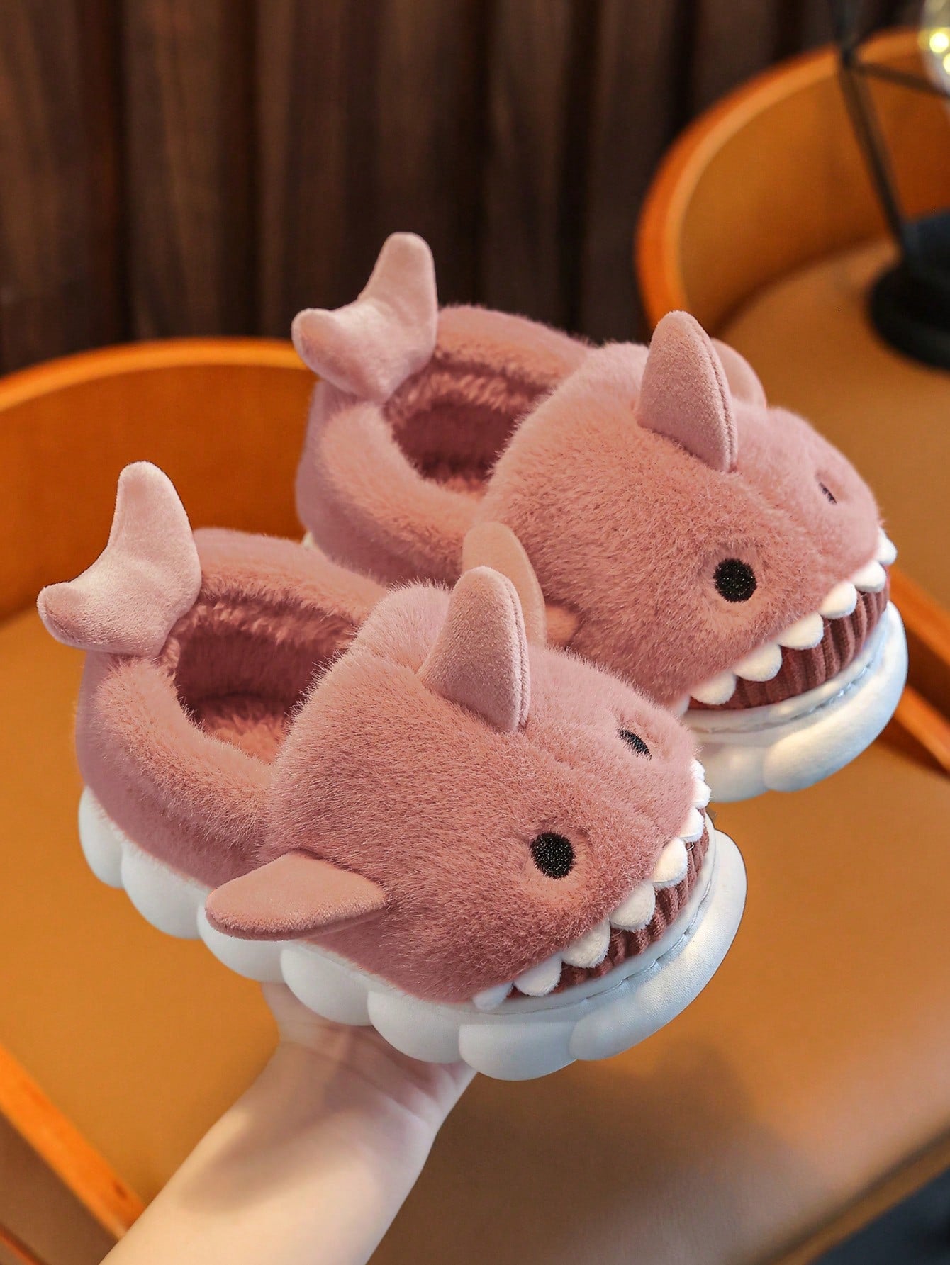 زوج من الأحذية المنزلية المبطنة بتصميم سمكة القرش للأطفال