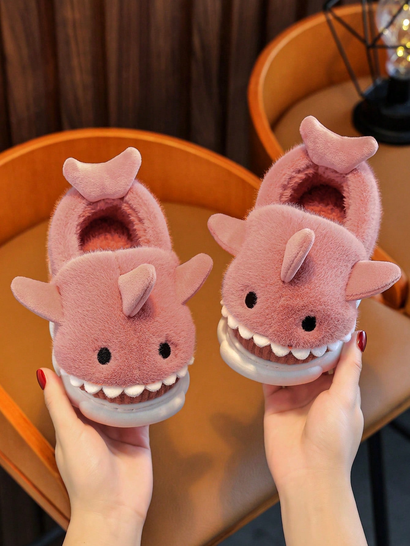 زوج من الأحذية المنزلية المبطنة بتصميم سمكة القرش للأطفال