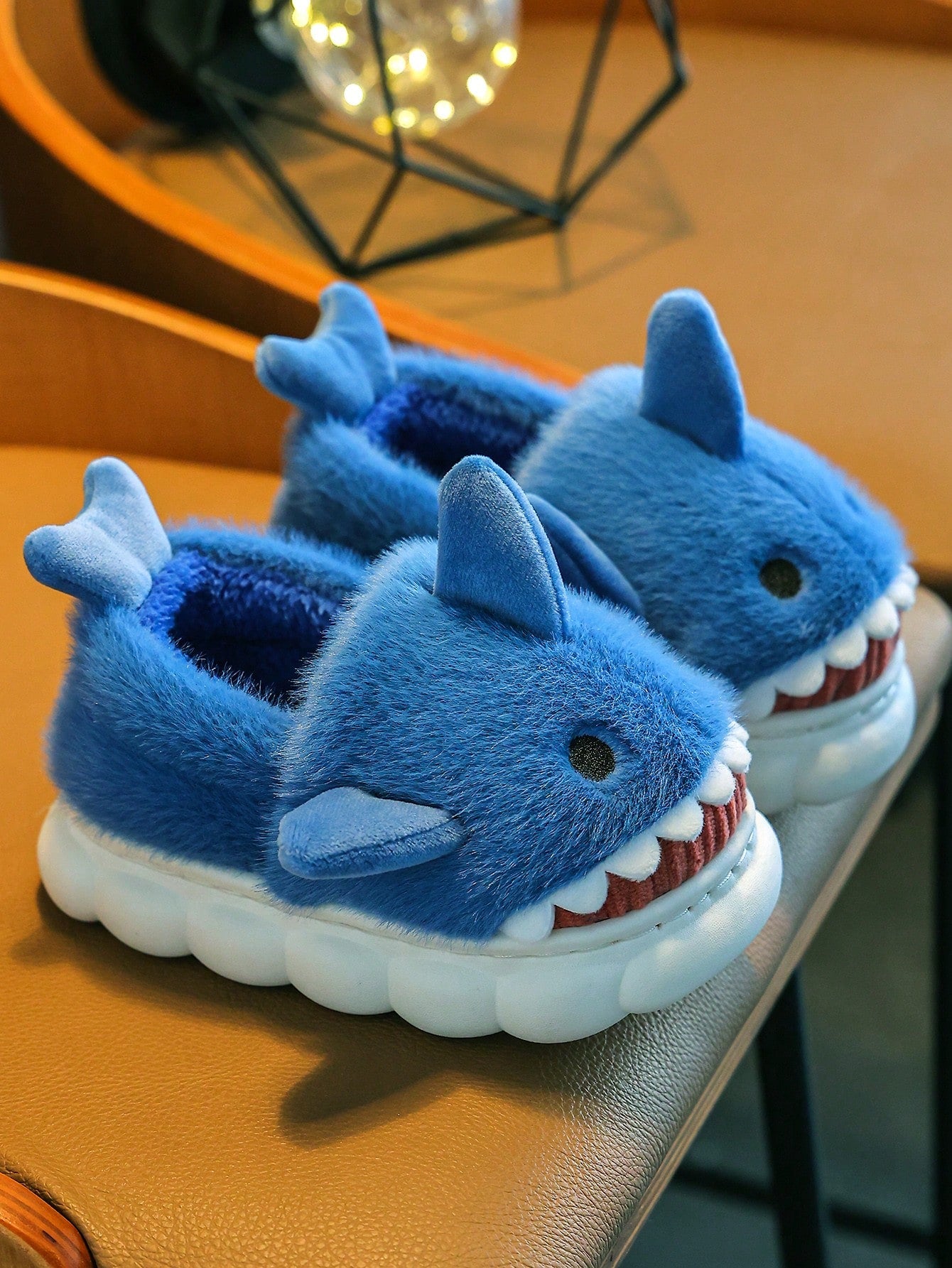 زوج نعال وشبشب فرو قطيفة بشكل سمكة قرش جميلة للأولاد، مناسبة للاستخدام في الشتاء