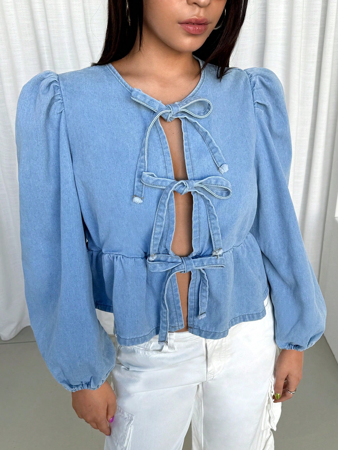 بلوزة جينز كاجوال للنساء طويلة الأكمام بتفاصيل كشكشة وربطة أمامية
