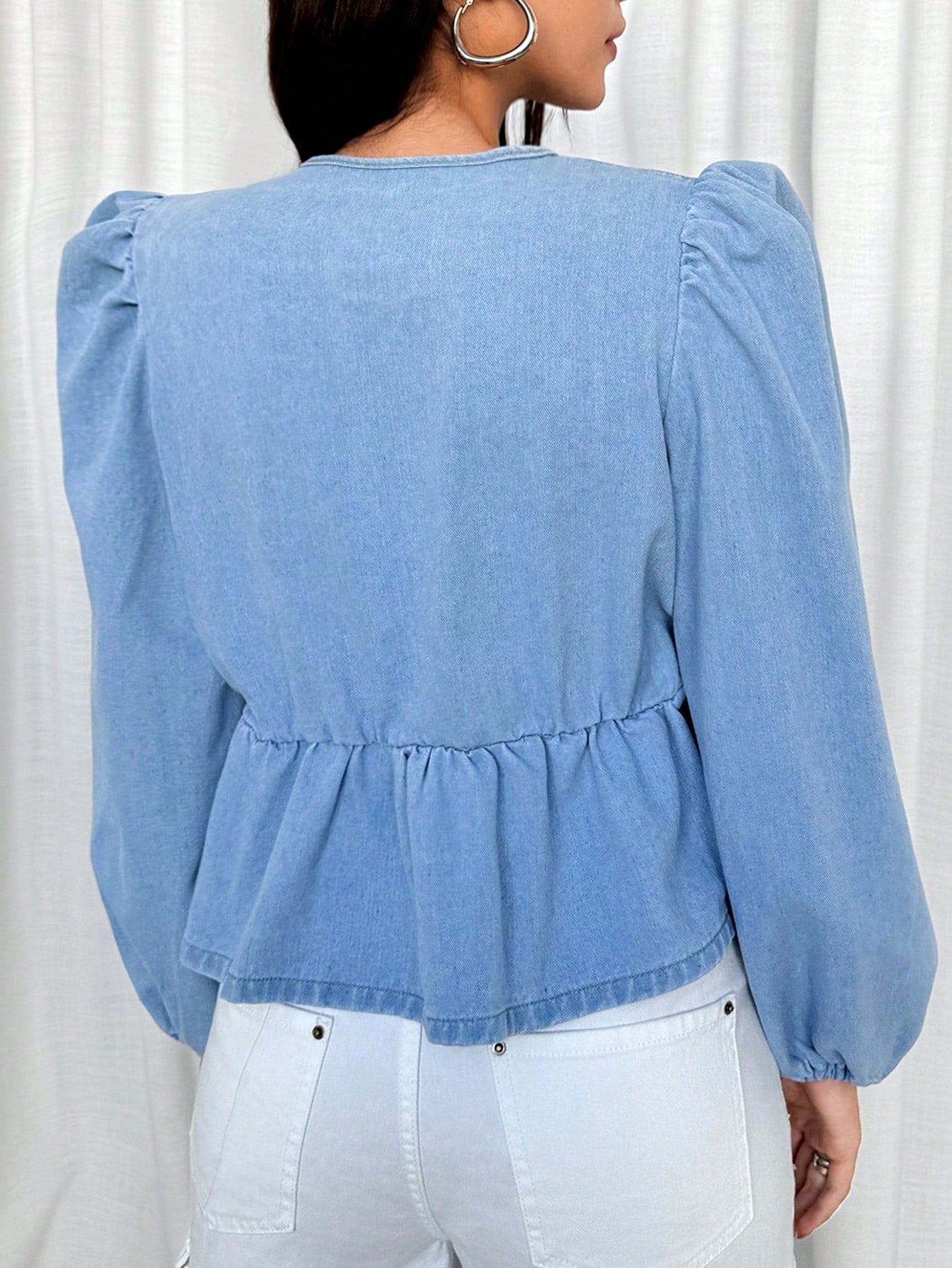 بلوزة جينز كاجوال للنساء طويلة الأكمام بتفاصيل كشكشة وربطة أمامية