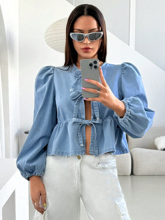 بلوزة جينز كاجوال للنساء طويلة الأكمام بتفاصيل كشكشة وربطة أمامية