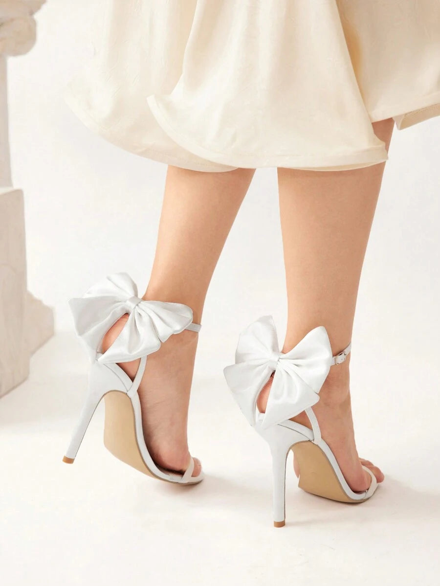 صنادل ذات كعب عالي أنيقة مزينة بفيونكة