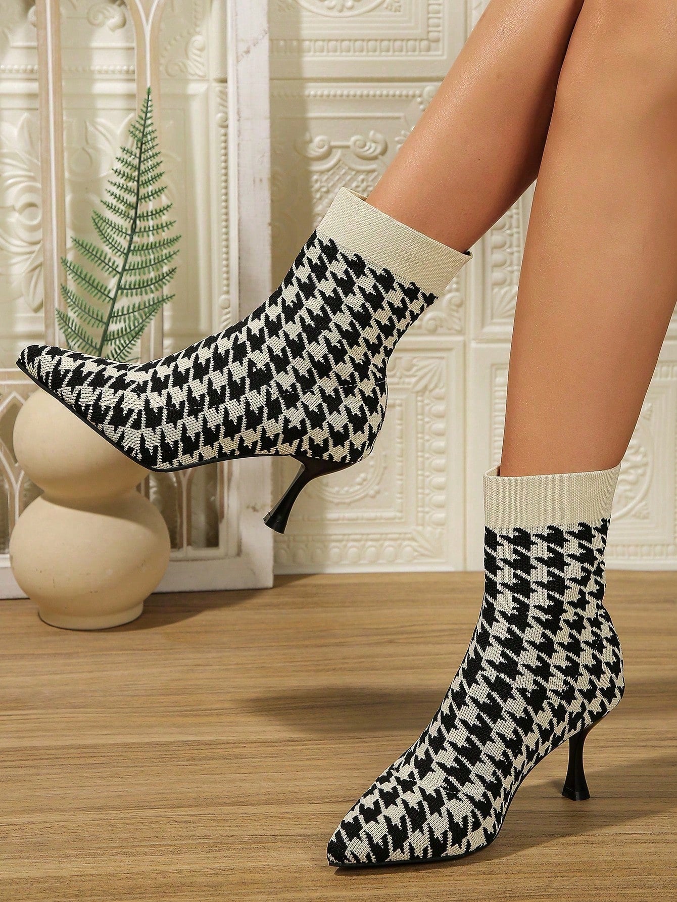 بوت نسائية ذات كعب عالي بأصبع مدبب قابلة للتنفس