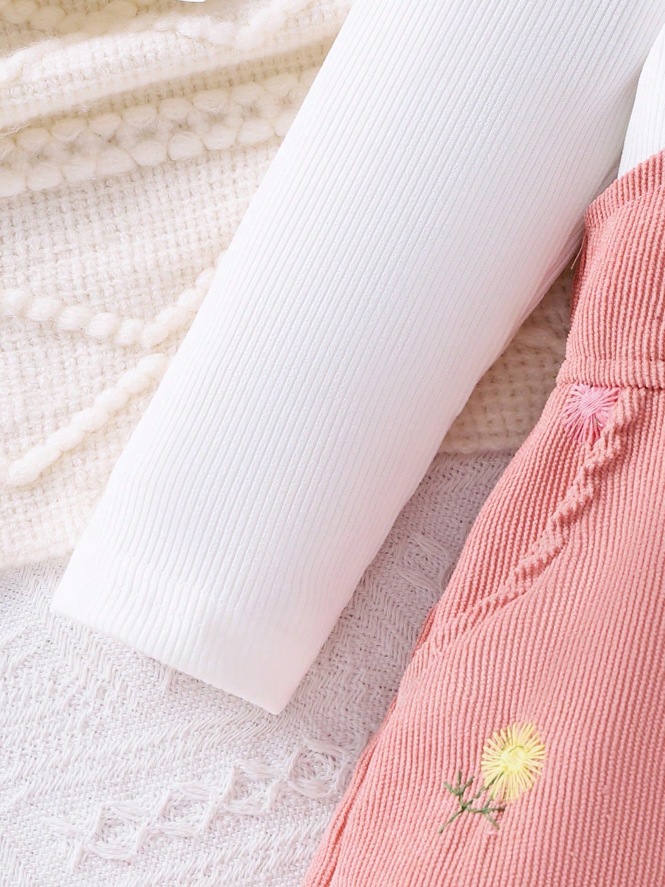 مجموعة فستان قصير مطرز بالأزهار وبلوزة بأكمام وبقلنسوة صغيرة