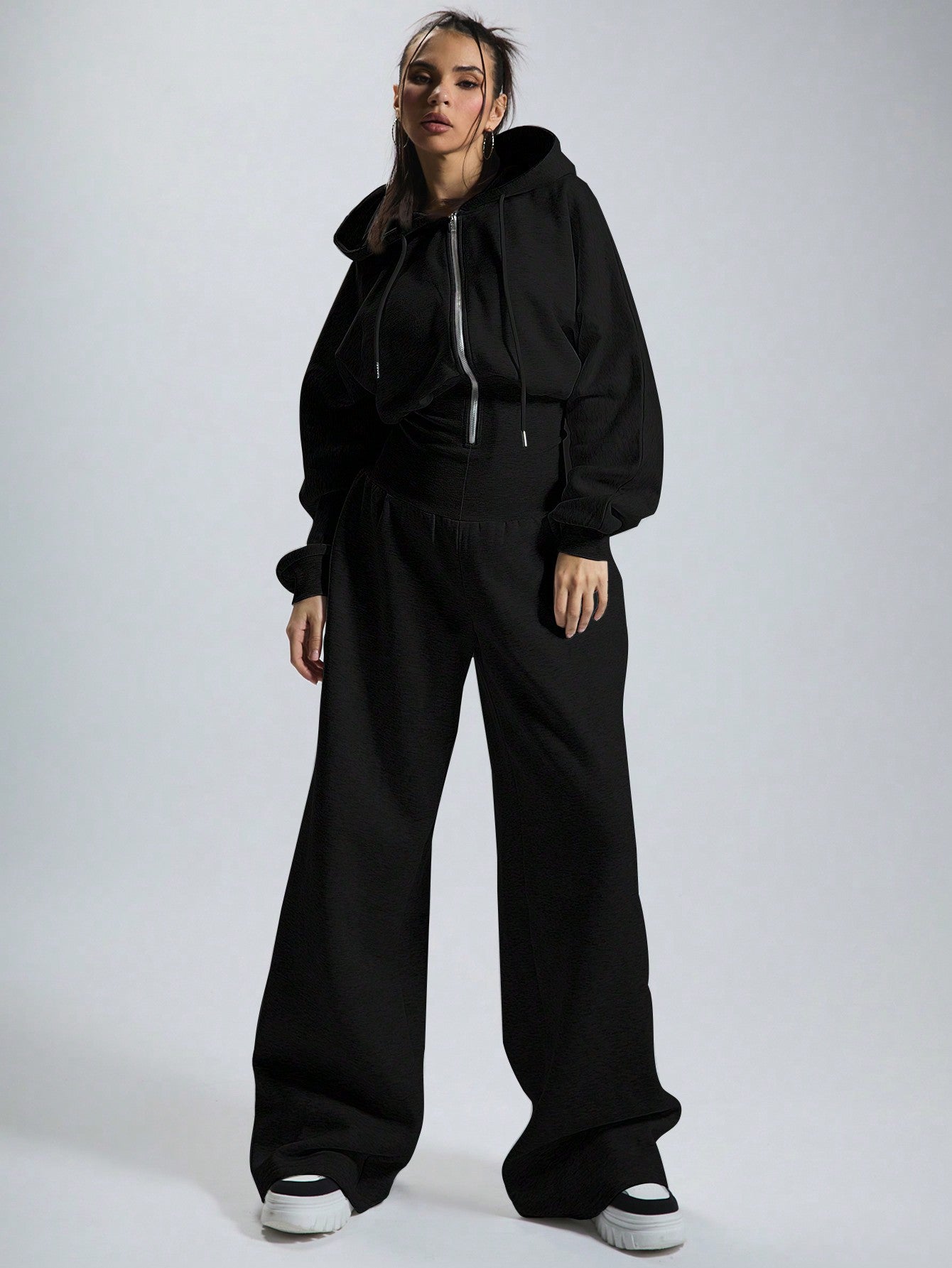 جمبسوت شتوية بمقدمة مزينة بأكمام طويلة ورأس مغطى بكابوشون