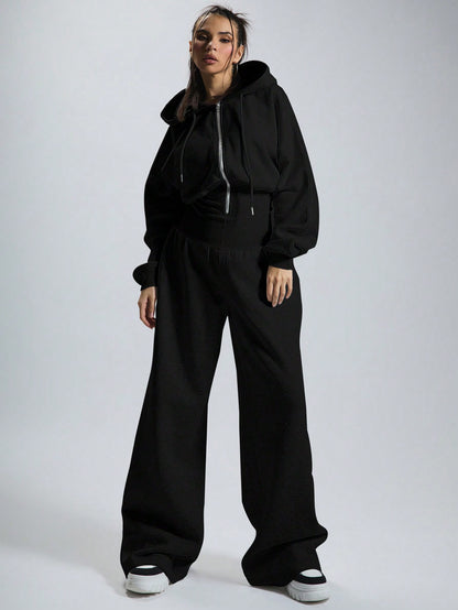 جمبسوت شتوية بمقدمة مزينة بأكمام طويلة ورأس مغطى بكابوشون