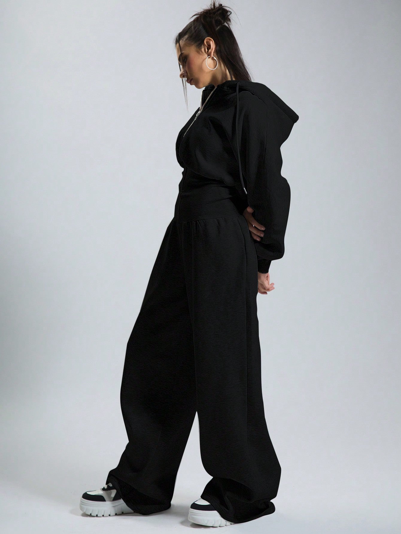 جمبسوت شتوية بمقدمة مزينة بأكمام طويلة ورأس مغطى بكابوشون