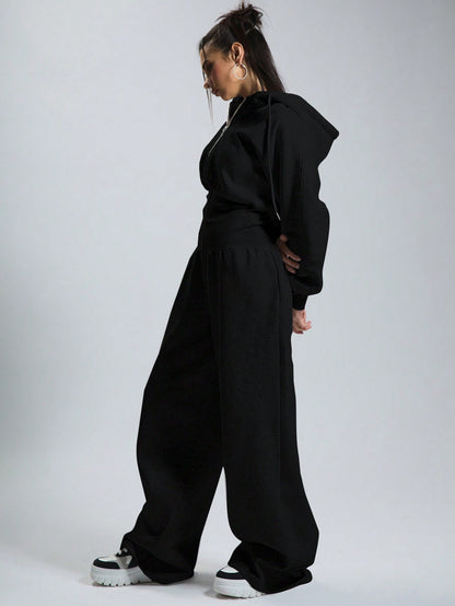 جمبسوت شتوية بمقدمة مزينة بأكمام طويلة ورأس مغطى بكابوشون