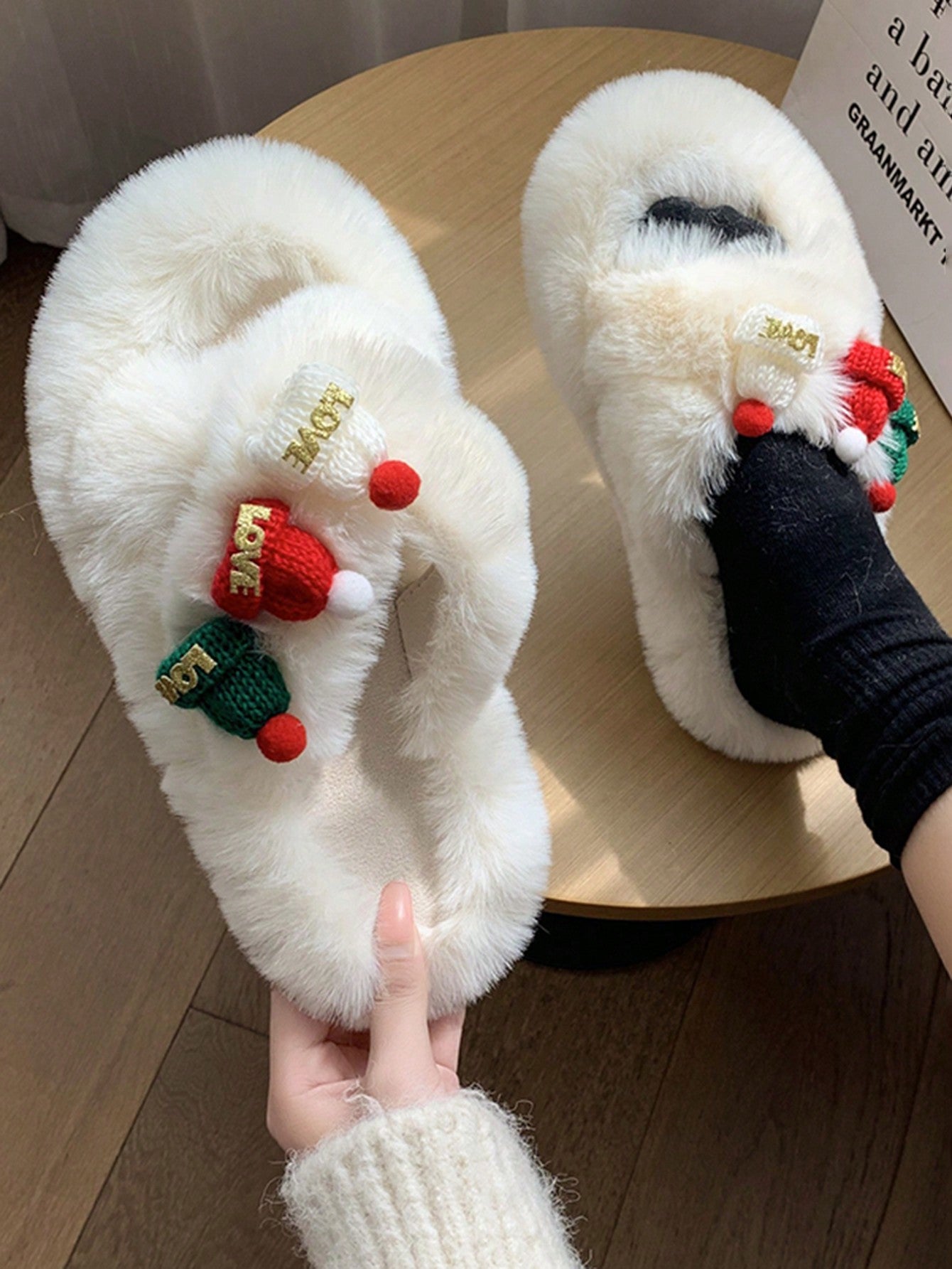 نعل داخلي/خارجي سميك من النعالات المنزلية بنقشة سانتا كلوز وشجرة الميلاد البيضاء الناعمة للنساء