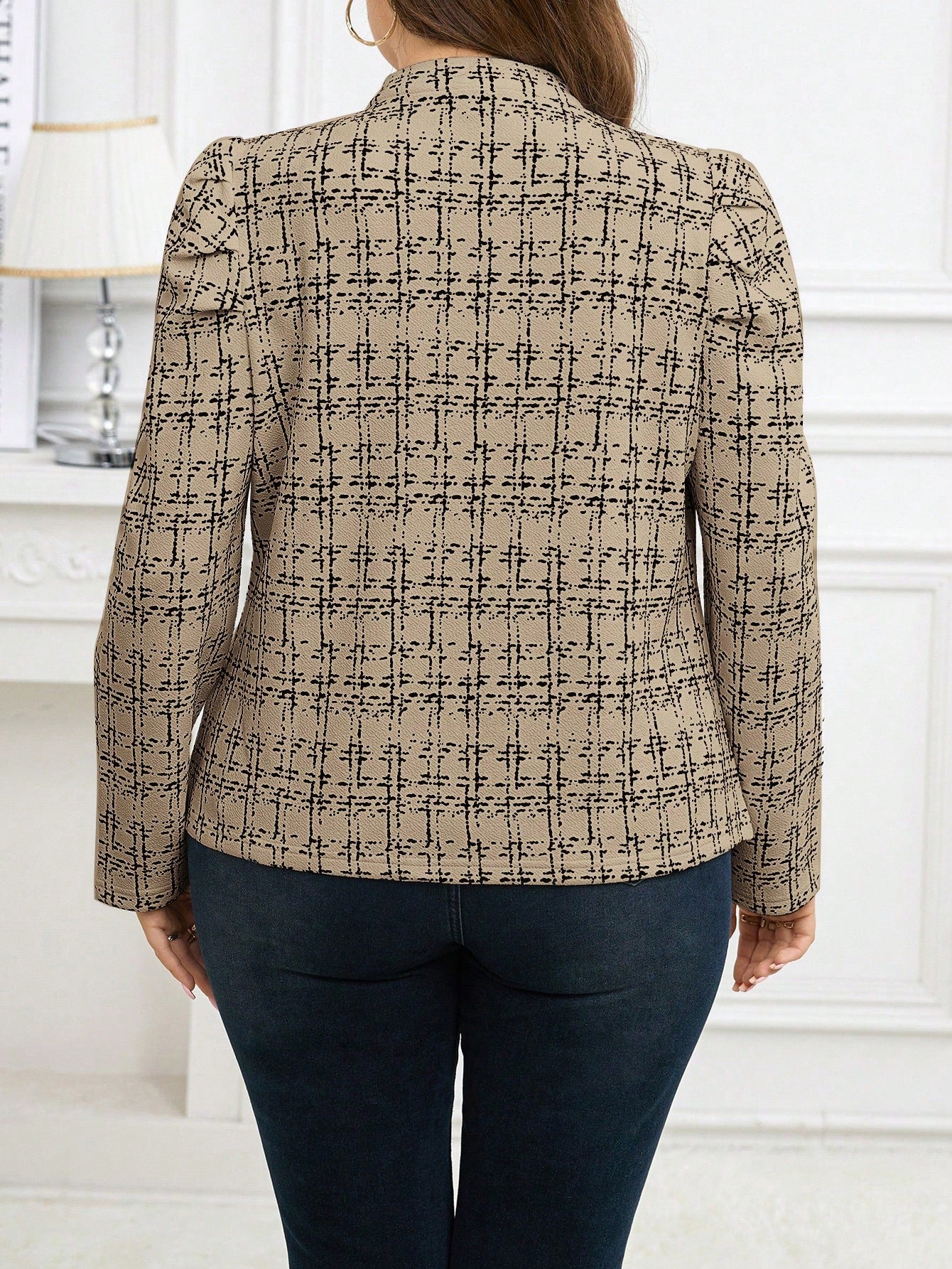 جاكيت نسائي مقاس كبير مصنوع من قماش التويد مزين بإبزيم معدني