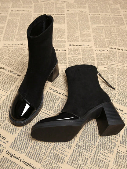 د بوت أنيق بكعب سميك عالي بتصميم قريب من الكاحل ذو رؤوس حادة للنساء