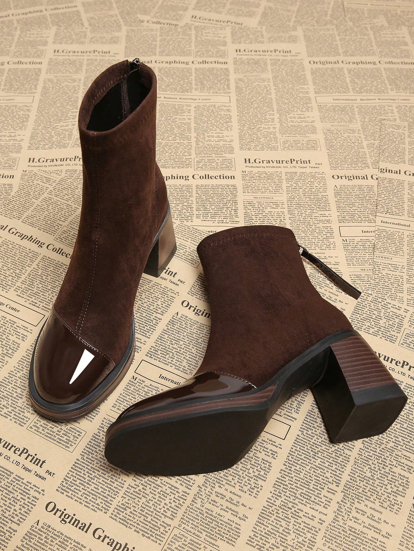 د بوت أنيق بكعب سميك عالي بتصميم قريب من الكاحل ذو رؤوس حادة للنساء