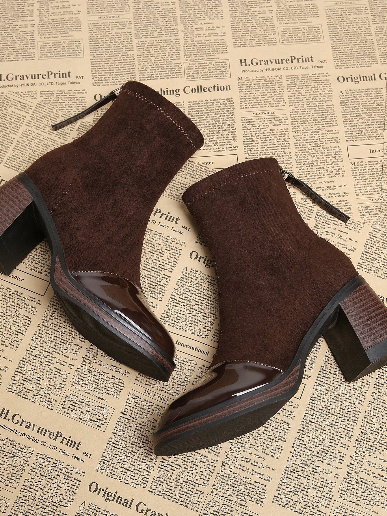 د بوت أنيق بكعب سميك عالي بتصميم قريب من الكاحل ذو رؤوس حادة للنساء