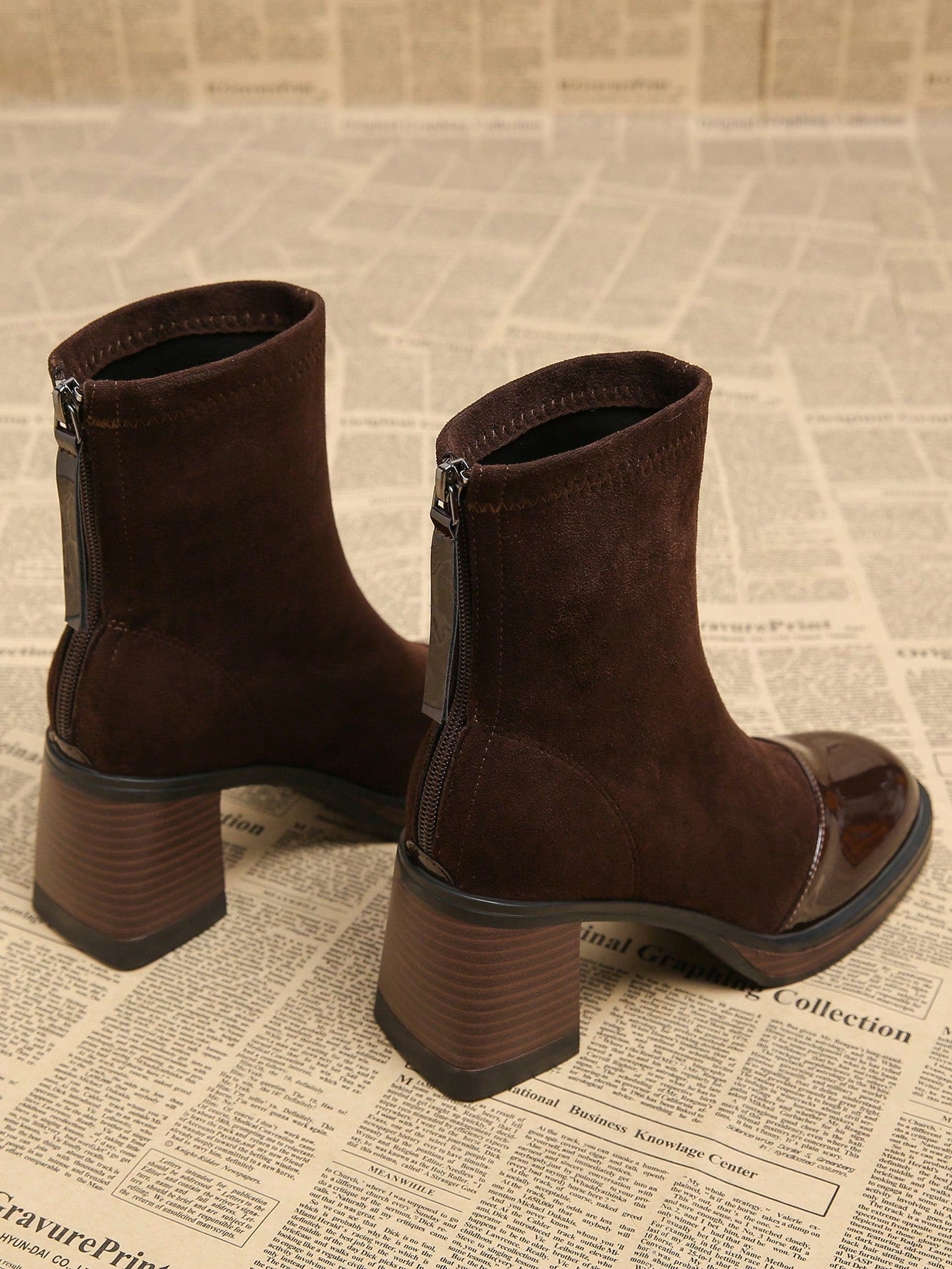 د بوت أنيق بكعب سميك عالي بتصميم قريب من الكاحل ذو رؤوس حادة للنساء