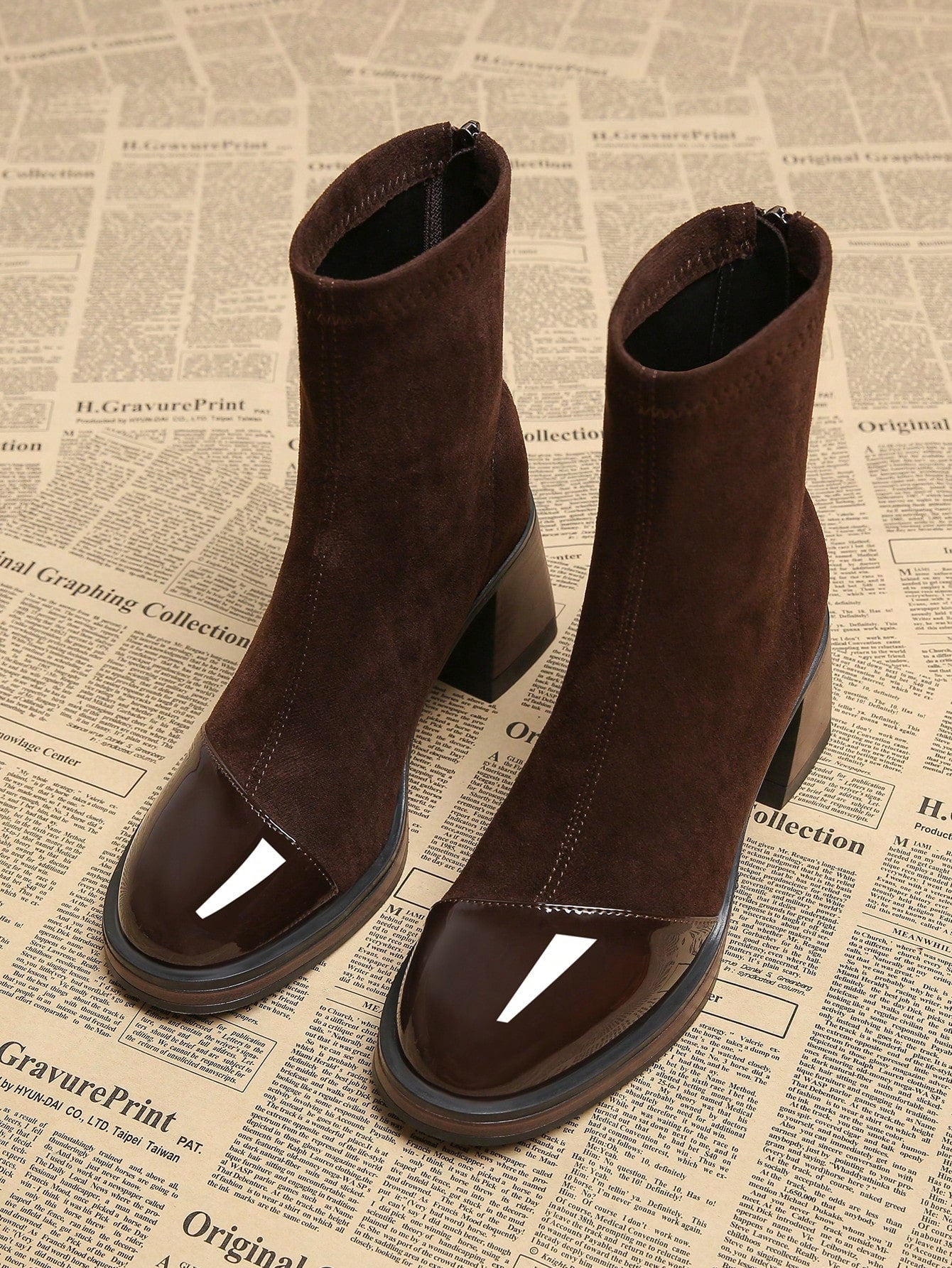 د بوت أنيق بكعب سميك عالي بتصميم قريب من الكاحل ذو رؤوس حادة للنساء