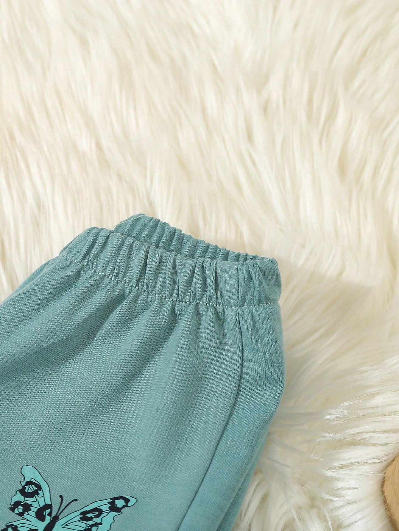 طقم كاجوال مكون من 3 قطع من جاكيت بيسبول طباعة فهد للفتاة الصغيرة، وبلوزة طباعة فراشة وبنطلون رياضي في الربيع والخريف