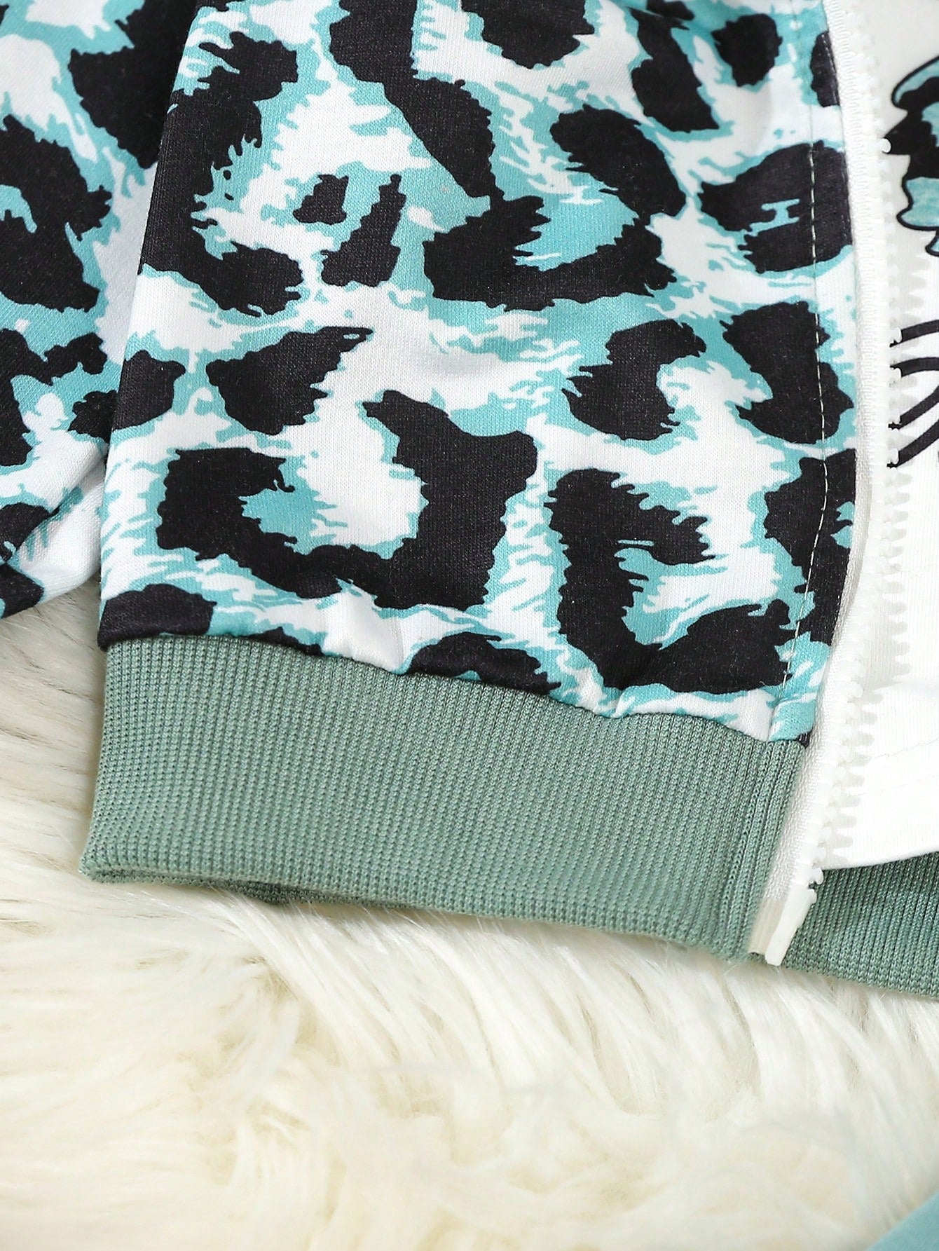 طقم كاجوال مكون من 3 قطع من جاكيت بيسبول طباعة فهد للفتاة الصغيرة، وبلوزة طباعة فراشة وبنطلون رياضي في الربيع والخريف