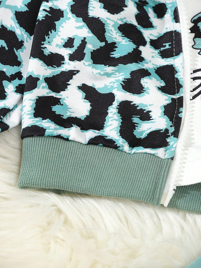 طقم كاجوال مكون من 3 قطع من جاكيت بيسبول طباعة فهد للفتاة الصغيرة، وبلوزة طباعة فراشة وبنطلون رياضي في الربيع والخريف