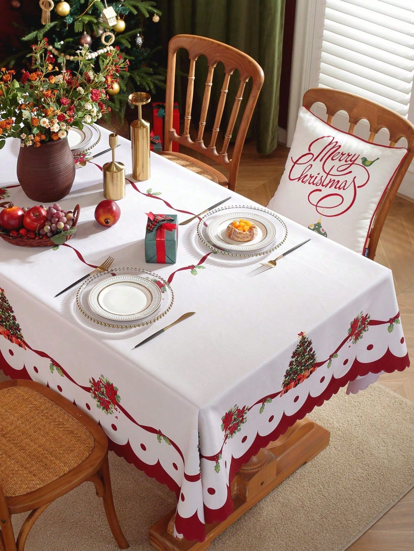 مفرش طاولة عيد الميلاد المبهج - أحمر بزخارف أزهار وشرائط احتفالية، مفرش طاولة مستطيل للأعياد والديكور المنزلي، ديكورات طاولة عيد الميلاد